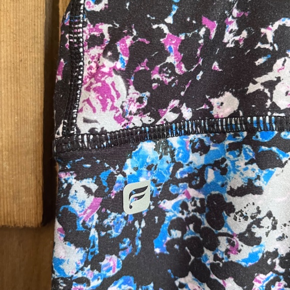 PowerHold® Mid-Rise Capri Leggings - Picture 6 of 9